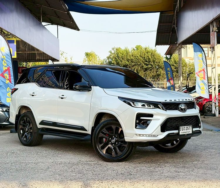 รถ Toyota Fortuner 2.8 GR Sport Sport Black Top 4WD สี ขาว