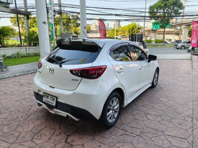 Mazda Mazda 2 2015 1.3 Sports Standard Sedan เบนซิน ไม่ติดแก๊ส เกียร์อัตโนมัติ ขาว รูปที่ 4