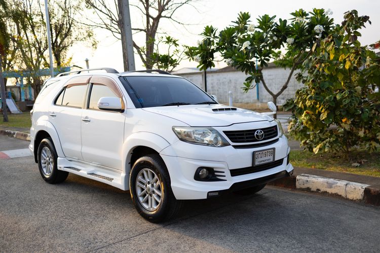 รถ Toyota Fortuner 2.7 V สี ขาว