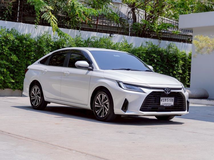 รถ Toyota Yaris ATIV 1.2 Premium สี ขาว