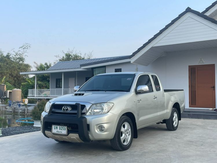 รถ Toyota Hilux Vigo 2.5 E สี บรอนซ์เงิน