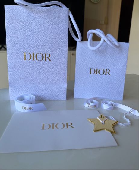 ถุงกระดาษ Dior ของแท้ จากห้างเซ็นทรัล  2 ใบ พร้อมริบบิ้น 3 เส้น การ์ดและดาวประดับถุง รูปที่ 2