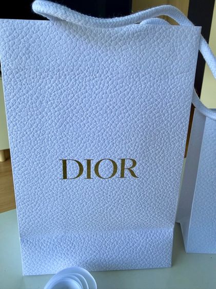 ถุงกระดาษ Dior ของแท้ จากห้างเซ็นทรัล  2 ใบ พร้อมริบบิ้น 3 เส้น การ์ดและดาวประดับถุง รูปที่ 5