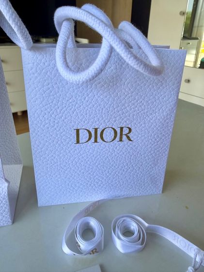 ถุงกระดาษ Dior ของแท้ จากห้างเซ็นทรัล  2 ใบ พร้อมริบบิ้น 3 เส้น การ์ดและดาวประดับถุง รูปที่ 7