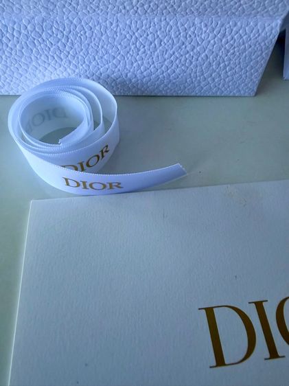 ถุงกระดาษ Dior ของแท้ จากห้างเซ็นทรัล  2 ใบ พร้อมริบบิ้น 3 เส้น การ์ดและดาวประดับถุง รูปที่ 4