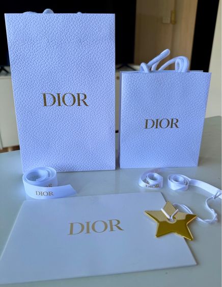 ถุงกระดาษ Dior ของแท้ จากห้างเซ็นทรัล  2 ใบ พร้อมริบบิ้น 3 เส้น การ์ดและดาวประดับถุง