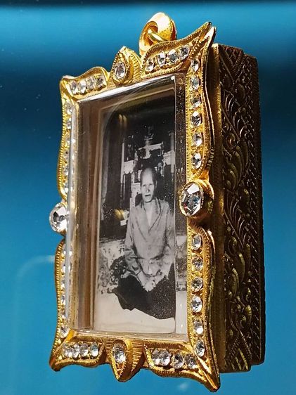 รูปถ่ายล็อกเก็ต คุณแแม่บุญเรือน โตงบุญเติม วัดอาวุธ รูปถ่ายเก่าขนาด1.5×2นิ้ว ถ่ายที่ร้านห้องภาพเทอมินอล ในสมัยก่อน ด้านหลังมีภาษาอังกฤษ ลางๆ รูปที่ 4