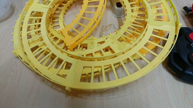 รางรถสำหรับ รถวิ่งตามราง มีเฉพาะราง มาจาก 3 กล่องรวมกัน เหมาะสำหรับเด็กอายุ 3 ขวบขึ้นไป เพื่อให้ได้ฝึกในการต่อราง สนุกมาก ไม่มีรถให้นะ  . รา