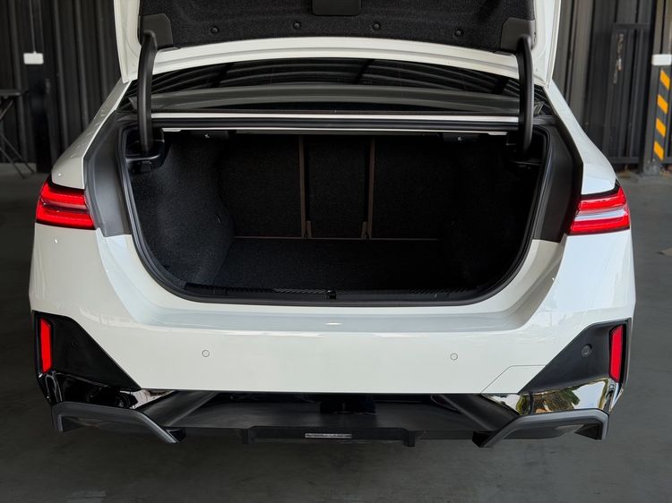 BMW Series 5 2024 520d Sedan Hybrid (Diesel) ไม่ติดแก๊ส เกียร์อัตโนมัติ ขาว รูปที่ 4