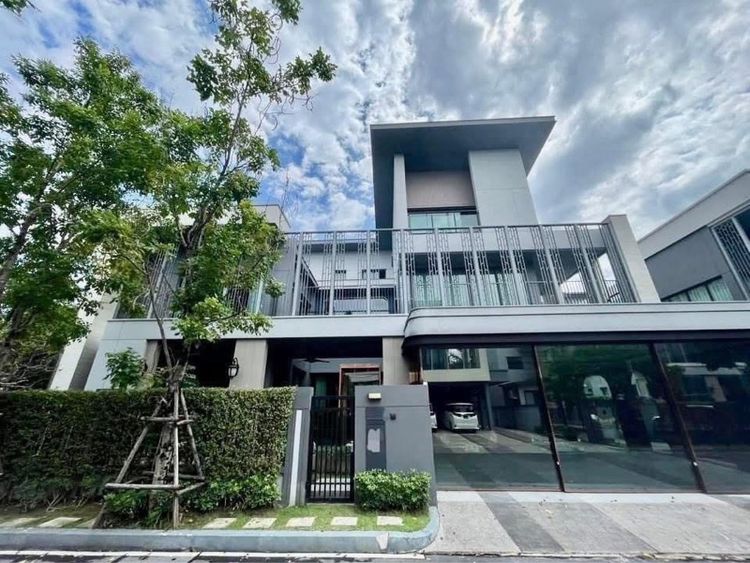  Grand Bangkok Boulevard East Rama 9 คฤหาสน์ 3 ชั้น สไตล์ Super Luxury 