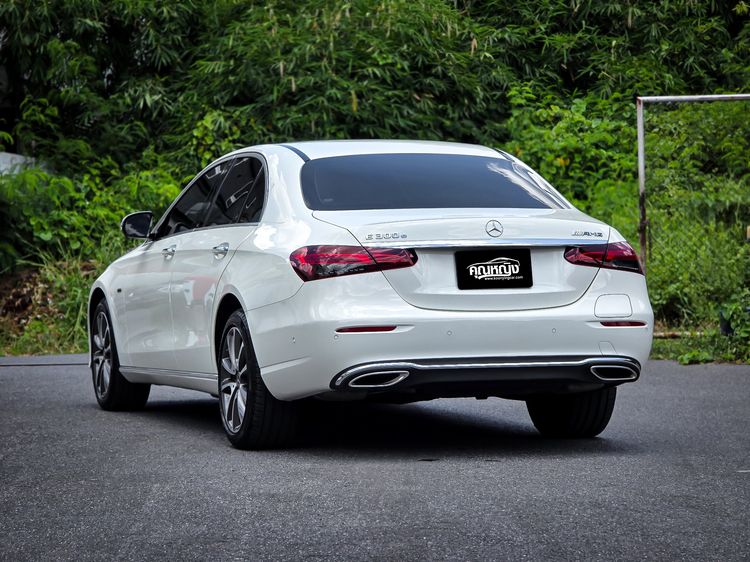 Mercedes-Benz E-Class 2021 E300e Sedan ปลั๊กอินไฮบริด (PHEV) ไม่ติดแก๊ส เกียร์อัตโนมัติ ขาว รูปที่ 2
