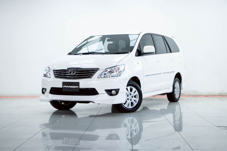 รถ Toyota Innova 2.0 G สี ขาว