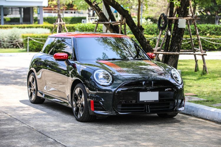 Mini JOHN COOPER WORK 2025 2.0 John Cooper Works Sedan ไฟฟ้า ไม่ติดแก๊ส เกียร์อัตโนมัติ ดำ รูปที่ 4