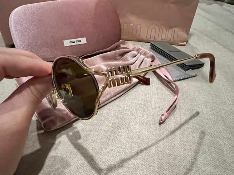 แว่นกันแดด Miu Miu รูปที่ 4