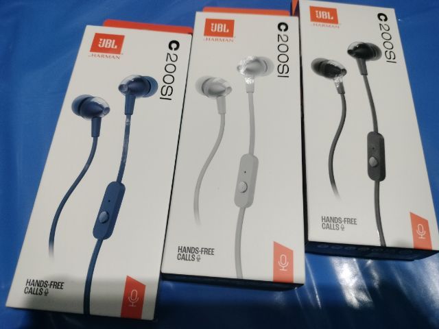 หูฟังมีสาย jbl c200si  มีไมโครโฟน ปุ่มรีโมทคอนโทรล รับสาย-วางสาย แจ็คเสียบ aux 3.5 mm  มี 3 สี  ดำ ฟ้า เทา  สินค้ามีประกัน 1 ปี