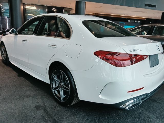 Mercedes-Benz C-Class 2024 C350 Sedan ปลั๊กอินไฮบริด (PHEV) ไม่ติดแก๊ส เกียร์อัตโนมัติ ขาว รูปที่ 4