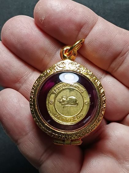 เหรียญโชคดี หลวงพ่อเกษม เขมโก รุ่นเเรก สภาพเก็บเก่าผิวหิ้งๆ พระวางอยู่บนหิ้งเก่ามายาวนาน ผิวเขอะเก่าจากการจุดธูปเทียนบูชามายาวนาน ไม่ได้ล้าง รูปที่ 8