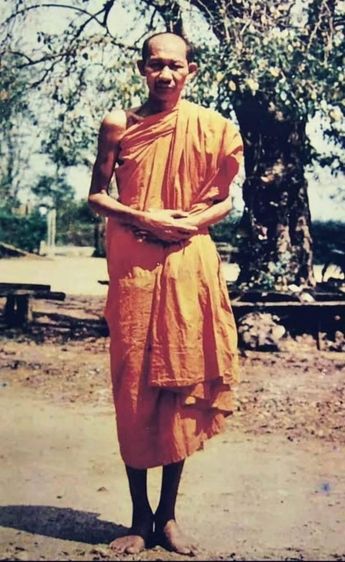 เหรียญโชคดี หลวงพ่อเกษม เขมโก รุ่นเเรก สภาพเก็บเก่าผิวหิ้งๆ พระวางอยู่บนหิ้งเก่ามายาวนาน ผิวเขอะเก่าจากการจุดธูปเทียนบูชามายาวนาน ไม่ได้ล้าง รูปที่ 9