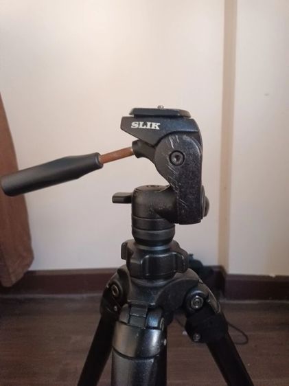 ปล่อยต่อ
Slik Able 300 DX Tripod with 3-Way, Pan-and-Tilt Head
 รูปที่ 3
