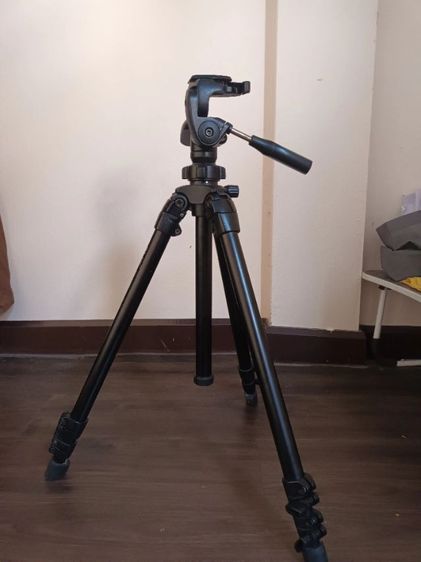 ปล่อยต่อ
Slik Able 300 DX Tripod with 3-Way, Pan-and-Tilt Head
