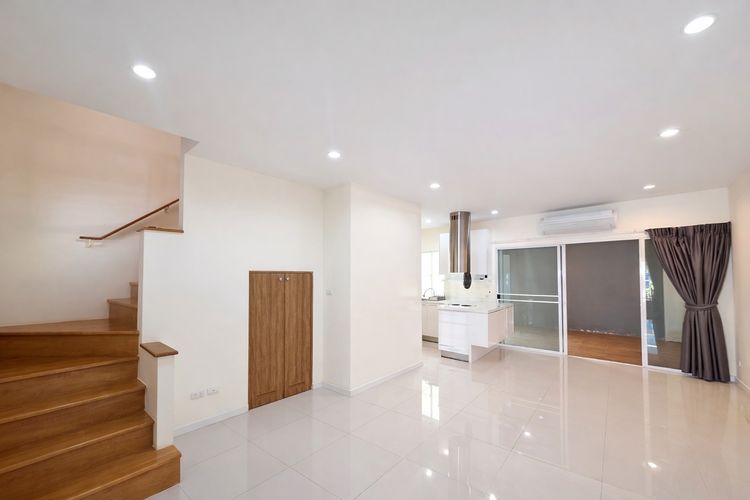 มีบางส่วน ขาย ให้เช่า ทาวน์โฮม 3 ชั้น โครงการ Patio Pattanakarn 38 รูปที่ 2