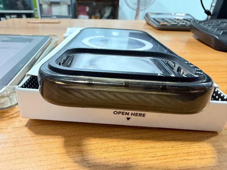 ขาย casetify i phone 17 pro ขอบดำ หลังใส  ใช้งานปกติ สภาพ ดีกล่องครบ  ประกัน1ปี เหลือถึง 4-1-70 รูปที่ 4