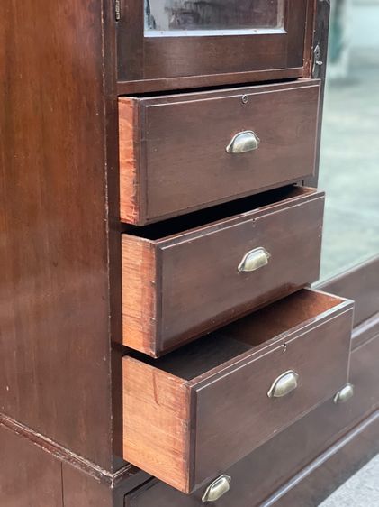 ตู้เสื้อผ้าไม้สักเก่าโบราณหลังใหญ่ รูปที่ 2