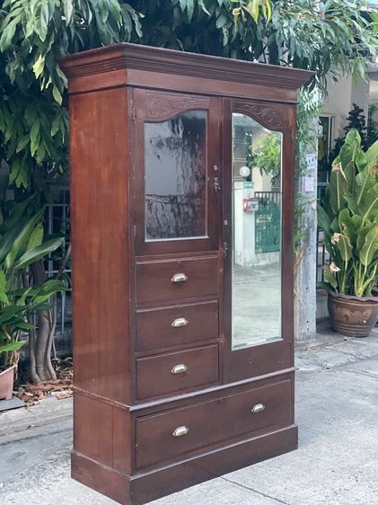 ตู้เสื้อผ้าไม้สักเก่าโบราณหลังใหญ่