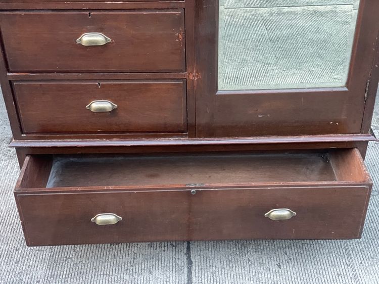 ตู้เสื้อผ้าไม้สักเก่าโบราณหลังใหญ่ รูปที่ 7