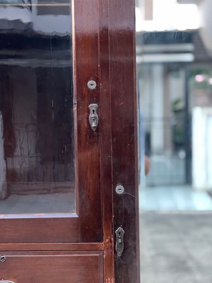 ตู้เสื้อผ้าไม้สักเก่าโบราณหลังใหญ่ รูปที่ 5