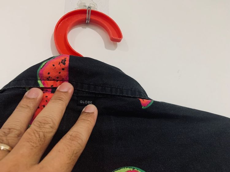 เสื้อเชิ้ต GLOBE แท้ 💯 size L อก 22 ยาว 28.5 สภาพดีมาก ลายสวย ดีเทลดี ทรงสวย เนื้อผ้าดีมาก หายากน่าสะสมครับ รูปที่ 10