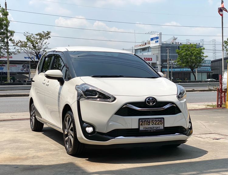 รถ Toyota Sienta 1.5 V สี ขาว