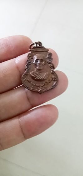 
เหรียญหลวงพ่อคง วัดตะคร้อ จ.นครราชสีมา รุ่นสาวหนังเหนียว บล๊อคนิยม ปี2523 (มือนางกวักอยู่ใต้สะใอ)
 มี2องค์
