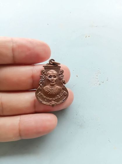 
เหรียญหลวงพ่อคง วัดตะคร้อ จ.นครราชสีมา รุ่นสาวหนังเหนียว บล๊อคนิยม ปี2523 (มือนางกวักอยู่ใต้สะใอ)
 มี2องค์
 รูปที่ 3