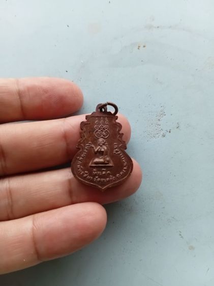 
เหรียญหลวงพ่อคง วัดตะคร้อ จ.นครราชสีมา รุ่นสาวหนังเหนียว บล๊อคนิยม ปี2523 (มือนางกวักอยู่ใต้สะใอ)
 มี2องค์
 รูปที่ 5