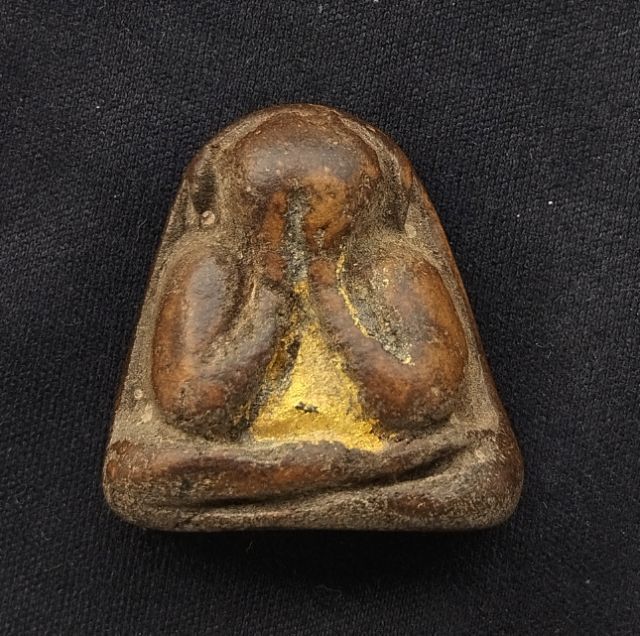 พระปิดตาหลังแบบ