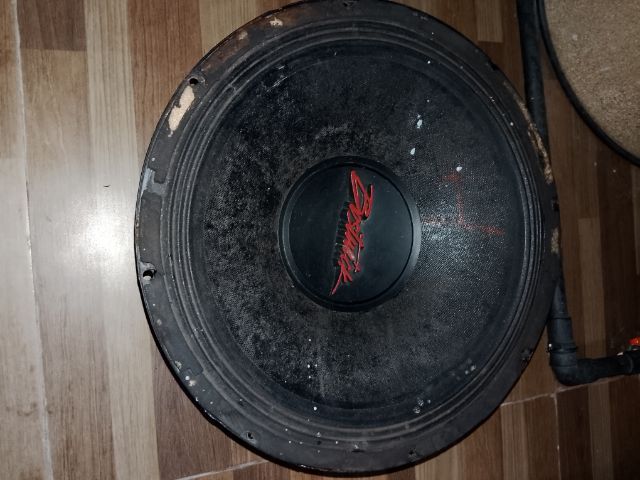 อื่นๆ ลำโพงแยกชิ้น และซับวูฟเฟอร์ Jbl เหมือนได้ฟรี  ดอกซับ15นิ้ว เก็บไว้ไม่ได้ใช้งาน เคลียร์บ้าน