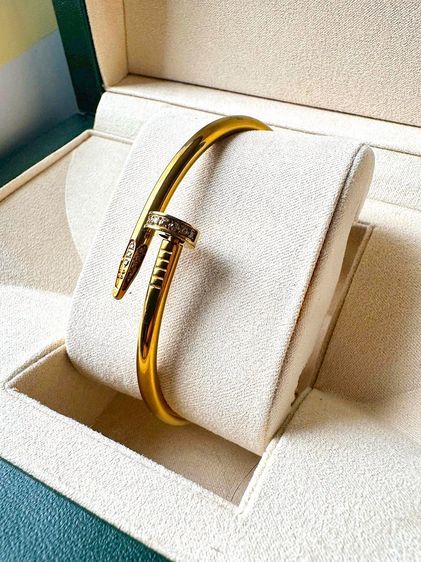 สร้อยข้อมือ unisex ทรงตะปูโลหะเคลือบสีทองประดับเพชรหัวและท้ายตะปู Size 22  ไม่มีอุปกรณ์ รูปที่ 11