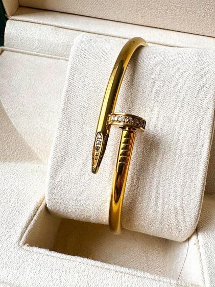 สร้อยข้อมือ unisex ทรงตะปูโลหะเคลือบสีทองประดับเพชรหัวและท้ายตะปู Size 22  ไม่มีอุปกรณ์