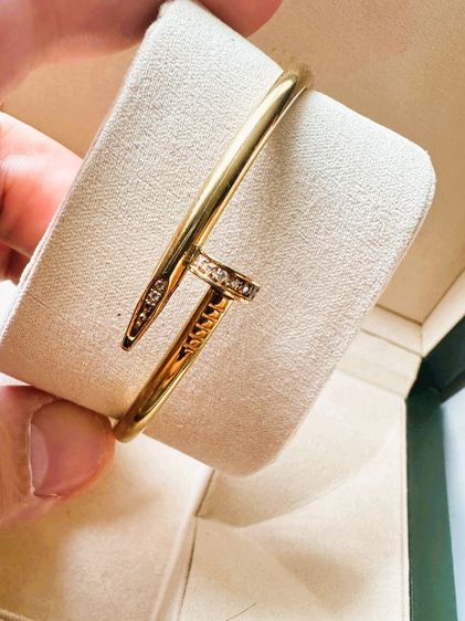 สร้อยข้อมือ unisex ทรงตะปูโลหะเคลือบสีทองประดับเพชรหัวและท้ายตะปู Size 22  ไม่มีอุปกรณ์ รูปที่ 15