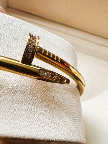 สร้อยข้อมือ unisex ทรงตะปูโลหะเคลือบสีทองประดับเพชรหัวและท้ายตะปู Size 22  ไม่มีอุปกรณ์ รูปที่ 5