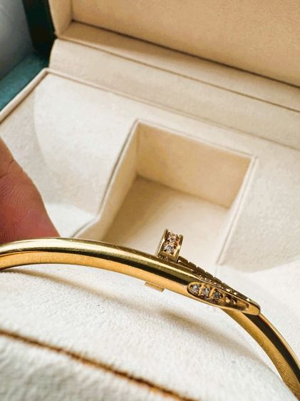 สร้อยข้อมือ unisex ทรงตะปูโลหะเคลือบสีทองประดับเพชรหัวและท้ายตะปู Size 22  ไม่มีอุปกรณ์ รูปที่ 4