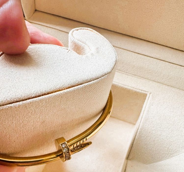 สร้อยข้อมือ unisex ทรงตะปูโลหะเคลือบสีทองประดับเพชรหัวและท้ายตะปู Size 22  ไม่มีอุปกรณ์ รูปที่ 3