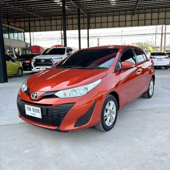 รถ Toyota Yaris 1.2 E สี ส้ม