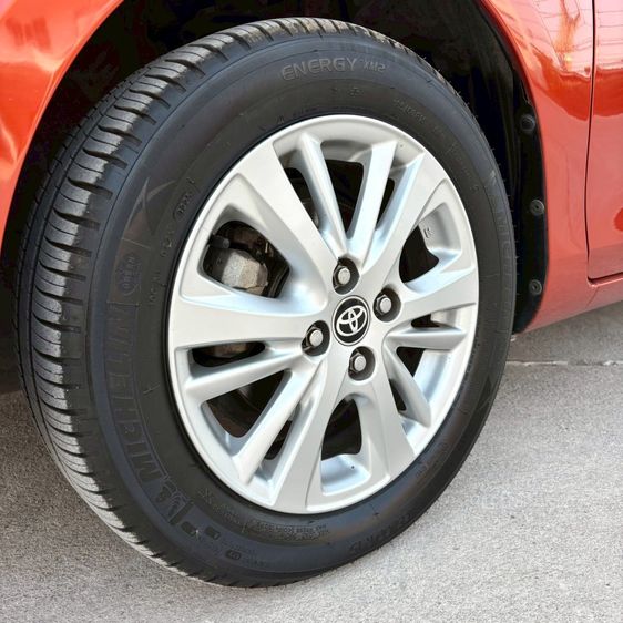 Toyota Yaris 2018 1.2 E Sedan เบนซิน ไม่ติดแก๊ส เกียร์อัตโนมัติ ส้ม รูปที่ 4