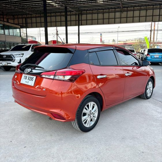 Toyota Yaris 2018 1.2 E Sedan เบนซิน ไม่ติดแก๊ส เกียร์อัตโนมัติ ส้ม รูปที่ 2