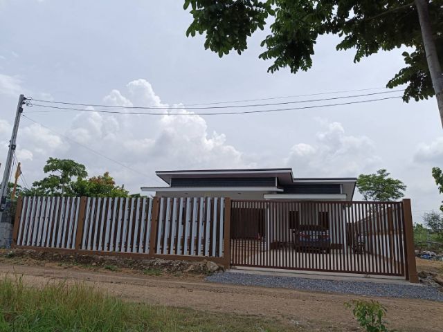 2021 ขายบ้าน 2 ห้องนอน 2ห้องน้ำ ในรั้วบ้านจอดรถได้ 5คัน  พร้อมที่ดิน 1งาน 53 ตรว. 
• ใกล้โลตัส ใกล้ตลาดลำนารายณ์ โรงพยาบาล โรงเรียน 3-4 กม. รูปที่ 2