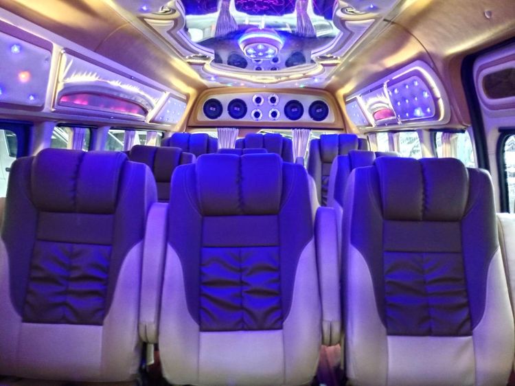 รถ Toyota Commuter 3.0 สี ขาว