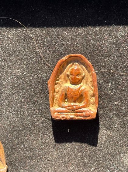 พระเนื้อดินซุ้มกอเนื้อเก่ามีทั้งมีกนกและไม่มีกนก รูปที่ 2