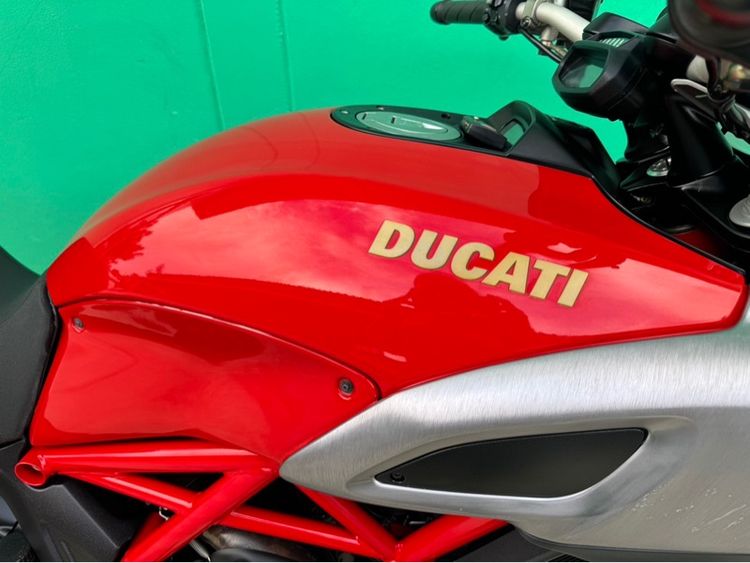 Ducati Diavel  Red  with white Corse 2011 วิ่งแค่4,000 โล รูปที่ 4